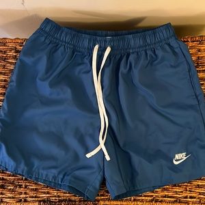 Men’s NIKE shorts medium with mesh lining and front and back pockets